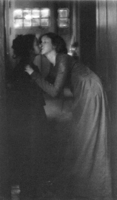 124 Clarence Hudson White 1904 The Kiss.jpg