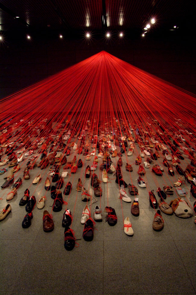 ++1197Chiharu Shiota, Dialogue from DNA, (2004)..jpg