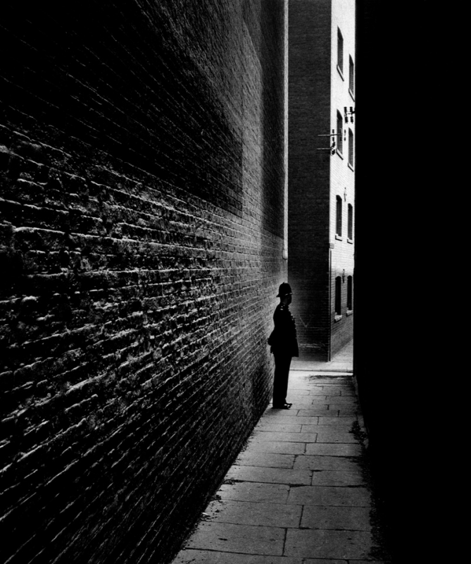288b Bill Brandt     Policeman in an Alley, Bermondsey, South London      1938.png