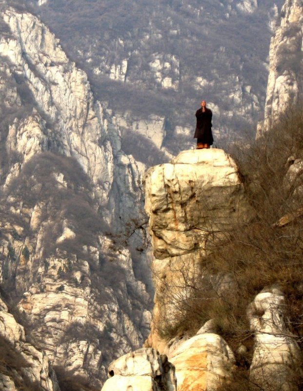 +++++1321 Anonyme  monk-on-mountain.jpg