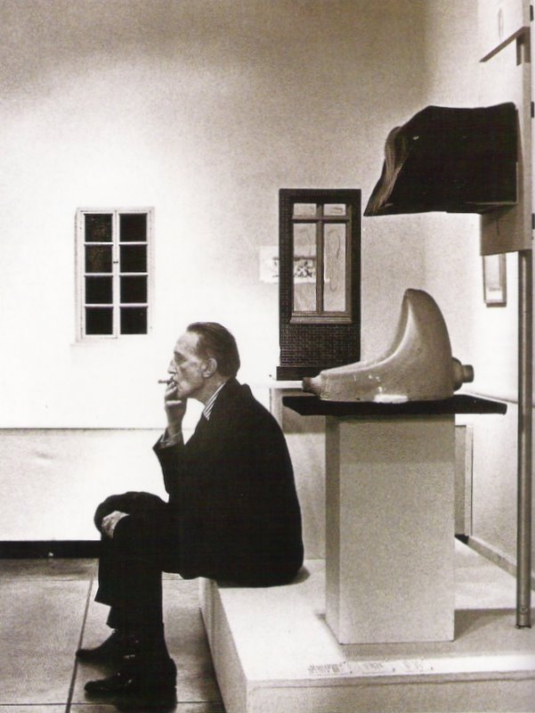 +1411b Marcel Duchamp durante una exposición de sus obras en el Museo de Arte de Pasadena, Los Angeles, 1963. Fotografía de Julian Waser.jpg
