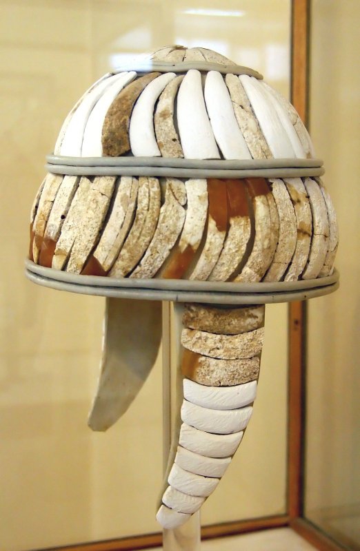 +2500b Casque en défenses de sanglier. Musée archéologique d'Héraklion. Ce casque, daté de 1450 à 1400 av. J.-C., est originaire de Cnossos.jpg