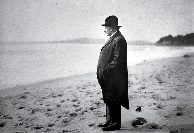 412 Albert Einstein on a deserted beach at Santa Barbara, Calif., in 1933.jpg