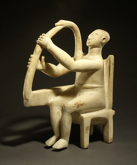 ++384 Art des Cyclades  Seated harp player, ca. 2800–2700 b.c. Early Cycladic I–II.jpg