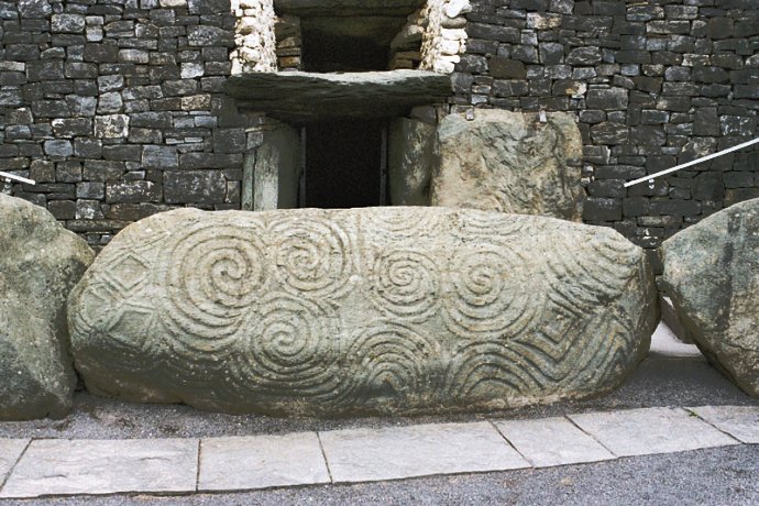00000 603 Brú na Bóinne tumulus de Newgrange Néolithique vers 3200 avant notre ère  Irlande.jpg