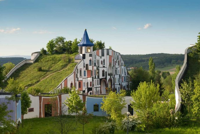 ++ 1534 Friedensreich Hundertwasser Hotel_Therme_Rogner_Bad_Blumau_Kunsthaus.jpg