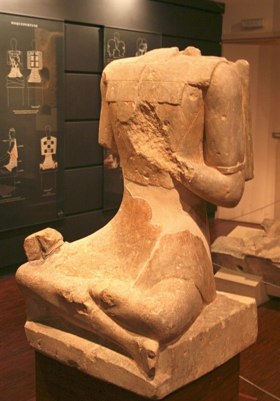 0000 503 Roquepertuse._Statue_de_guerrier IIIe siècle avant notre ère.jpg