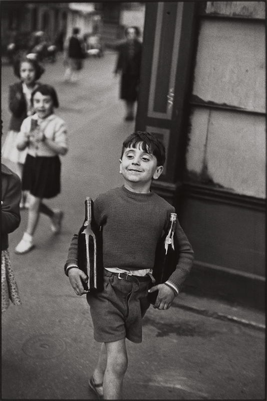278 Henri Cartier Bresson rue Mouffetard Paris 1954.png
