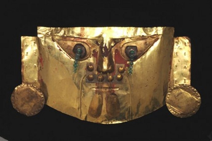 14 Masque funéraire, Lambayeque, Côte nord (750-1375 apr. J.-C.) en or, argent, ambre et émeraude. Museos «Oro del Perú».jpg