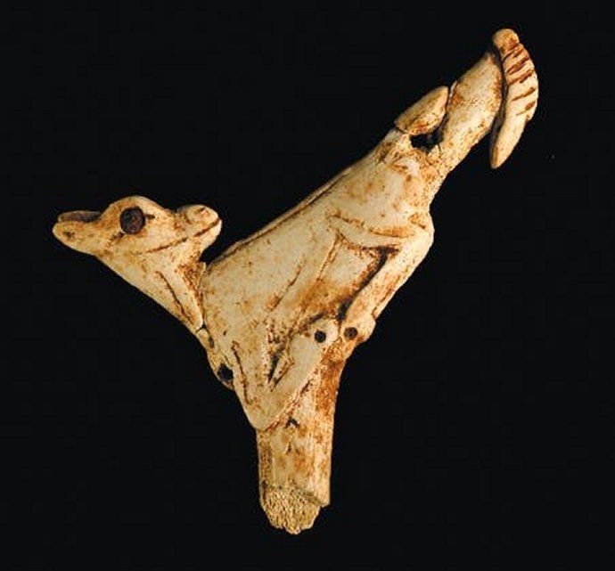 574b  art magdalénien propulseur le faon à l'oiseau 14000 ans Bedeilhac.jpg