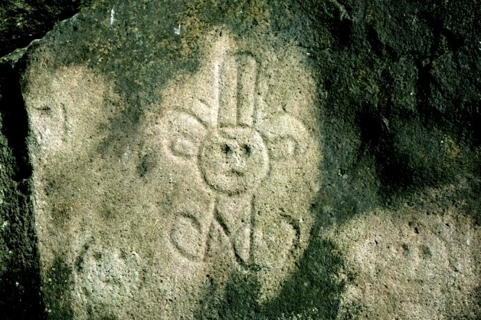 11 pétroglyphe Arawak Les-Roches-Gravees-300 à -400 av Guadeloupe.jpg