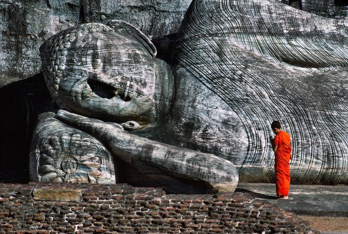 258 Steve Mc Curry Bouddha couché du Galvihara à Polonnaruwa XIIè s Sri Lanka.jpg