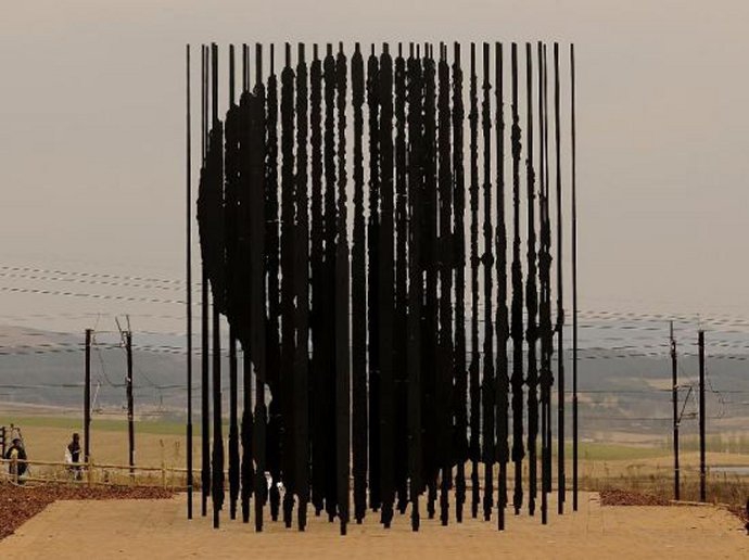 517 Marco Cianfanelli  Nelson Mandela monument in Howick, Natal, RSA  2012.jpg