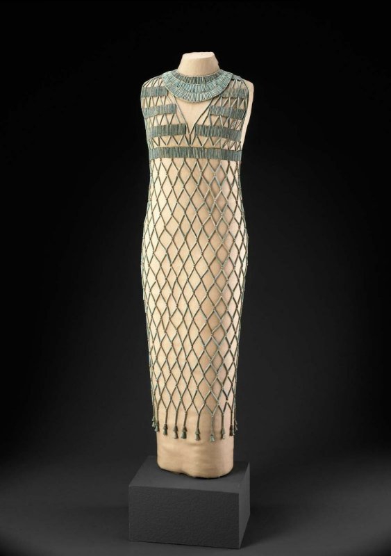 +855Art égyptien Faience beadnet dress. Old Kingdom, 6th Dynasty..jpg