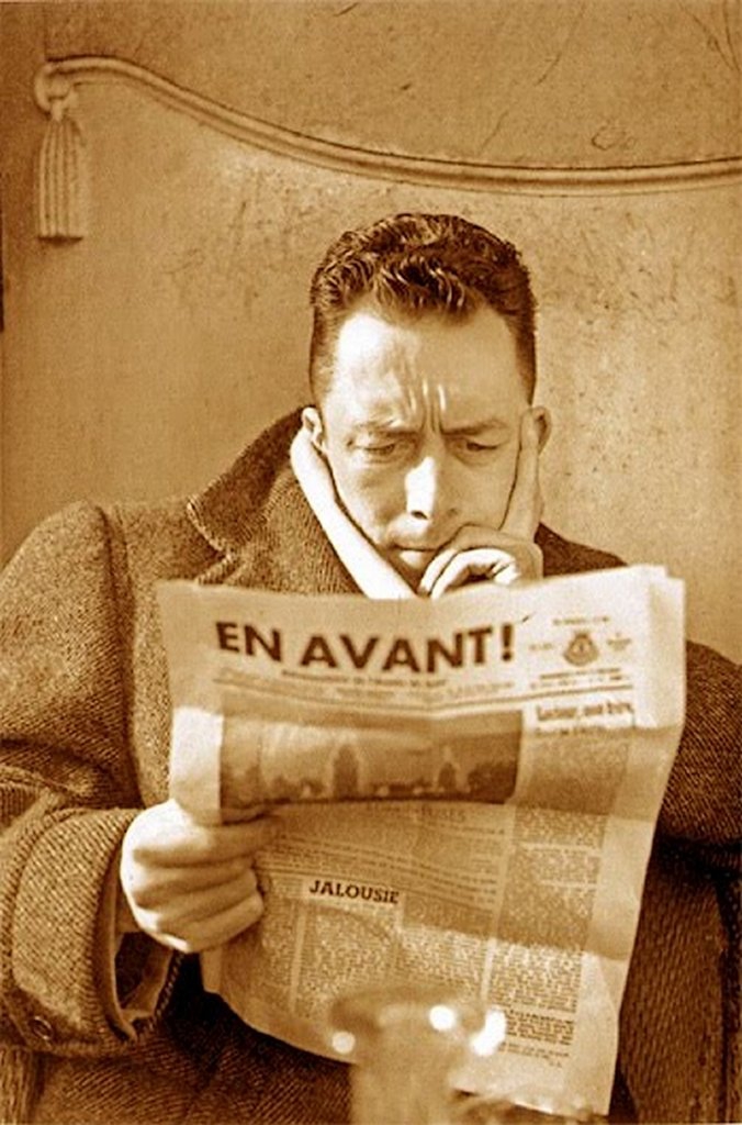 412 Rene Saint Paul 1945 Albert Camus lisant En avant  le journal de l’Armée du Salut.jpg