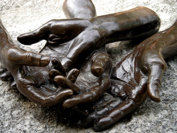 08 Louise Bourgeois The Welcomming Hands 1996 Tuileries Paris.JPG