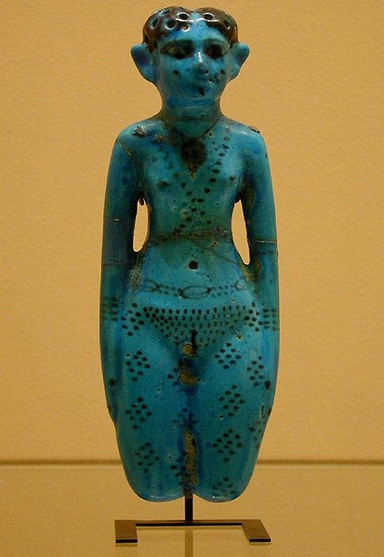 +653 art égyptien Femme en faience  du Moyen- Empire, 2023-1710 avant notre ère.jpg
